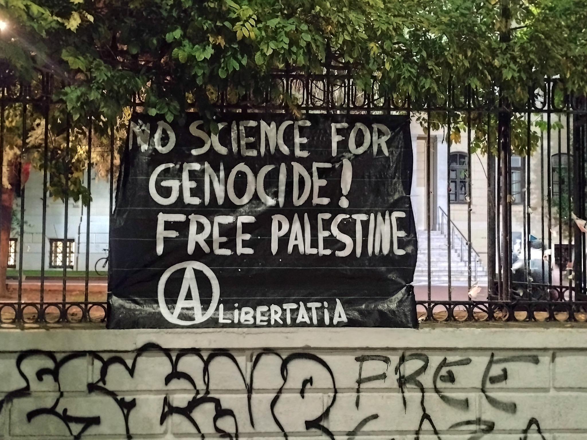 Πανό στο ΑΠΘ για την πανευρωπαϊκή ημέρα δράσης ενάντια στη συνεργασία πανεπιστημίων με το κράτος του Ισραήλ